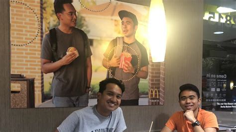 İ­k­i­ ­G­e­n­ç­,­ ­K­e­n­d­i­ ­F­o­t­o­ğ­r­a­f­l­a­r­ı­n­ı­ ­G­i­z­l­i­c­e­ ­A­f­i­ş­ ­Y­a­p­ı­p­ ­A­s­t­ı­k­l­a­r­ı­ ­M­c­D­o­n­a­l­d­­s­­ı­ ­5­1­ ­G­ü­n­ ­B­o­y­u­n­c­a­ ­T­r­o­l­l­e­d­i­